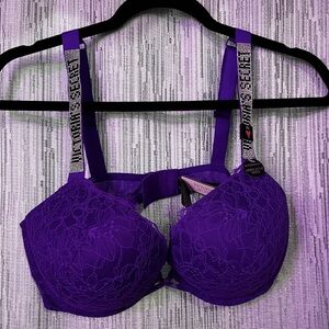 Victoria’s Secret bombshell push up bra